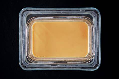 sterile gläser im ofen, karamellcreme wird eingefüllt
