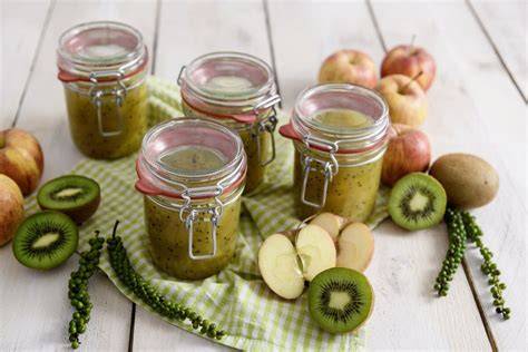 sterilisierte Einmachgläser mit Kiwi-Marmelade