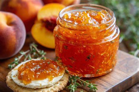 sterilisierte Einmachgläser und Pfirsichmarmelade
