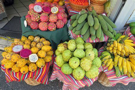 sternfrucht auf dem markt, exotische früchte