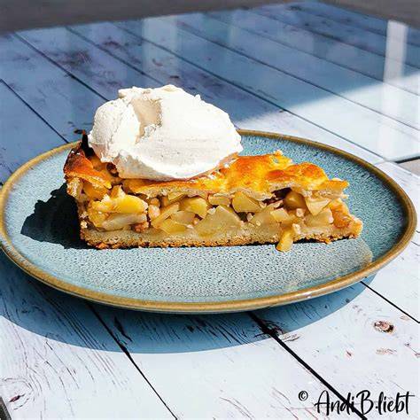 stilvolles Servierbeispiel: gedeckter Apfelkuchen, Vanilleeis, Sahne, Kaffeetisch