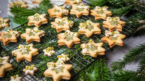 stimmungsfoto: weihnachtsplätzchen mit pinienkernen auf gitter auskühlen