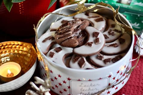 stimmungsvolle weihnachtliche Plätzchen mit After Eight, Kakao und Minzblättern auf Teller