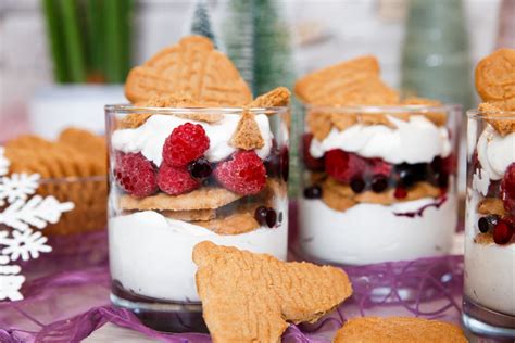 stimmungsvolle winterliche Desserttafel mit veganen Gläserdesserts, Spekulatius und Beeren