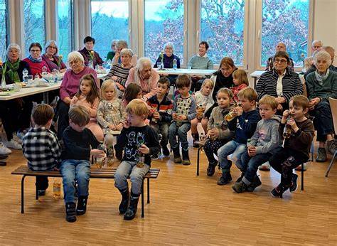 strahlende Kinder beim Anblick einer Bärentorte