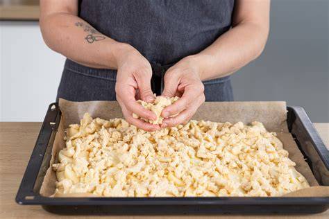 streusel auf schoko-apfelkuchen, schritt: mandeln karamellisieren