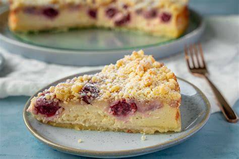 streusel schoko quark kuchen mit kirschen obenauf