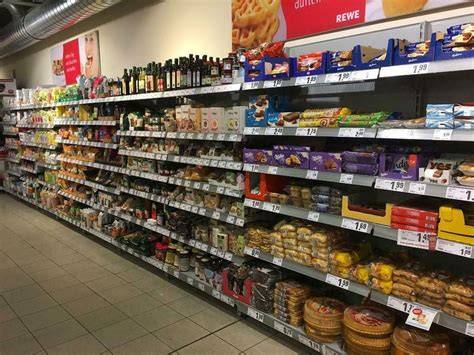 supermarktregal mit diversen schokoladensorten