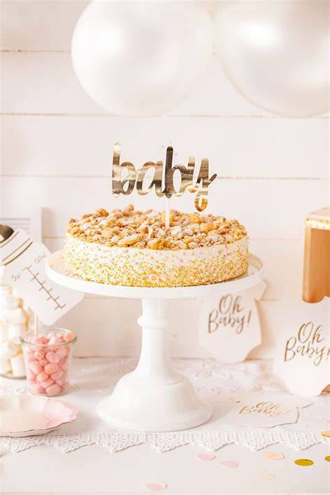 sweet table zur babyparty: cupcakes, cake pops, macarons, baby-torte und neutrale deko