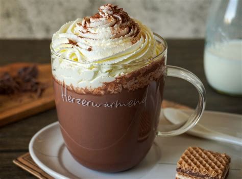 tasse heiße schokolade mit schokolade-stücken