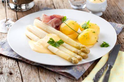 teller mit spargel kartoffeln und hollandaise
