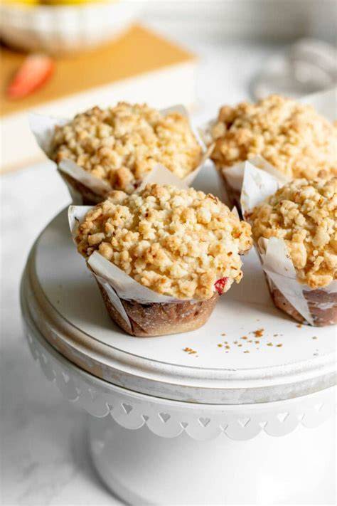 tischszene: verschiedene apfelgebäcke (muffins, tart, crumble) in herbstlichem ambiente