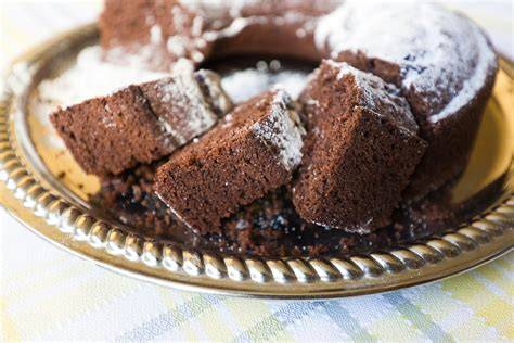 topping-ideen für veganen rührkuchen: kakao, nüsse, glasur