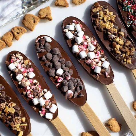 toppings für heiße Schokolade: Marshmallows, Karamell, Kakaopulver