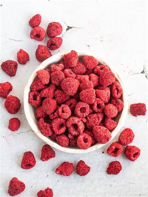toppings mandeln pistazien gefriergetrocknete himbeeren