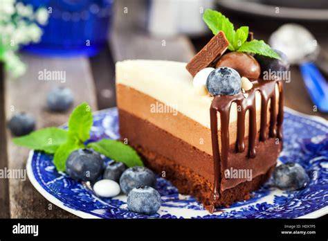 torte mit minze und heidelbeeren garniert