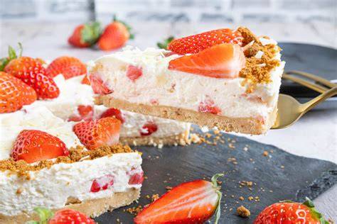 torte-mit-fruchtiger-creme-angeschnitten