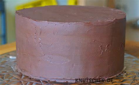 torte-mit-ganache-eingestrichen