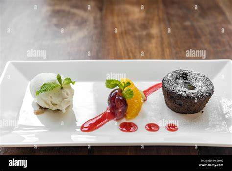 tortendekoration mit fondant und frischen früchten