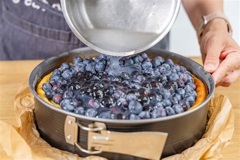 tortenguss auf blaubeer-käsekuchen