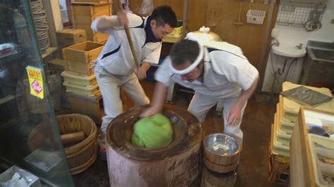 traditionelle Herstellung von Mochi in Japan