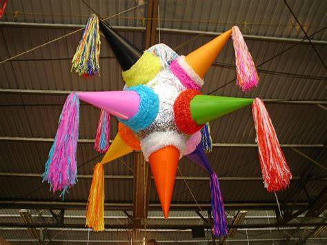 traditionelle Pinata-Figur und Piñata-Torte im Vergleich
