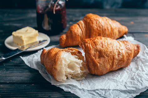 traditionelle französische Croissants und Kaffee
