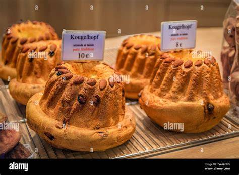 traditioneller Gugelhupf auf einer Festtagstafel