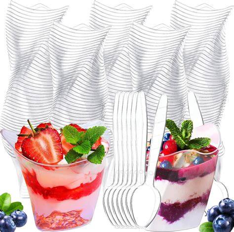transparente Plastikbecher gefüllt mit verschiedenen Desserts