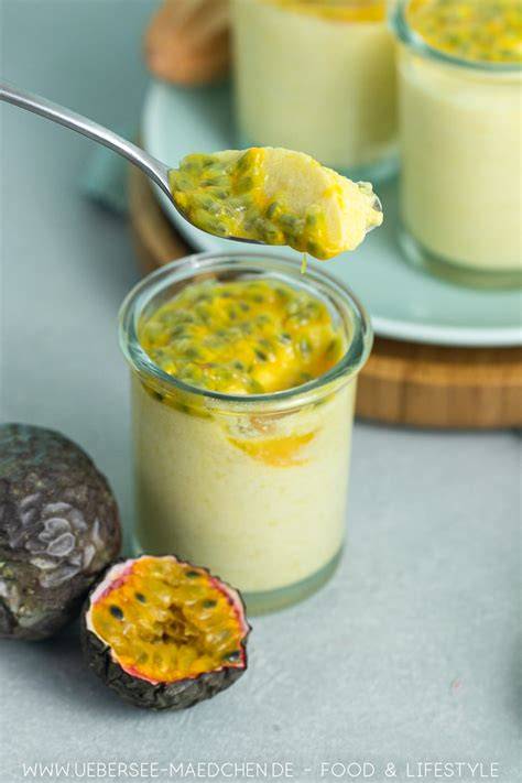 tropische Mangocreme im Glas mit Passionsfrucht