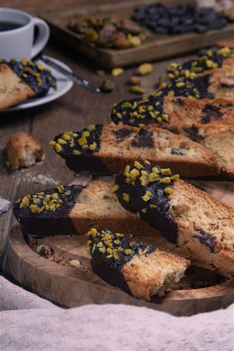 typische Cantuccini mit Kaffee und Zutaten