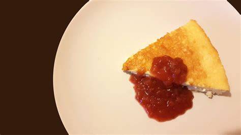 typischer schwedischer Ostkaka mit Marmelade