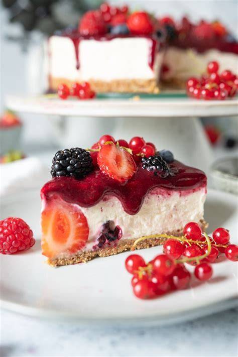varianten der no-bake-beeren-torte: vegan mit agar, verschiedene beeren, verschiedene keksböden