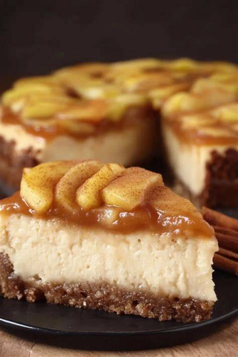 variationen: beeren, karamell, zimt auf bananenkäsekuchen