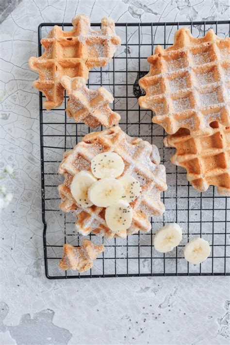 vegane Bananenwaffeln auf Teller mit Beeren