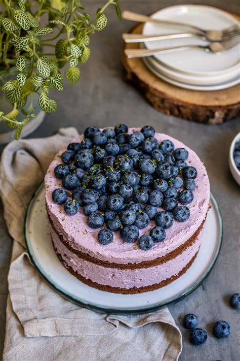 vegane Blaubeertorte mit frischen Beeren