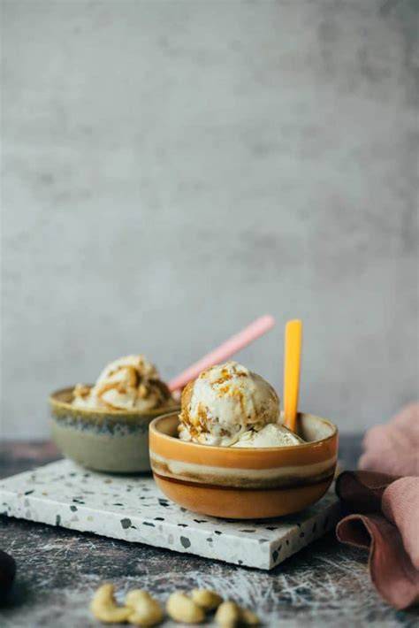 vegane Eiscreme mit Haselnuss-Topping