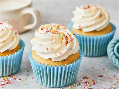 vegane Frischkäse-Glasur im Spritzbeutel auf Cupcakes