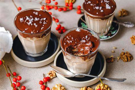 vegane Ganache in Schüssel mit Schneebesen