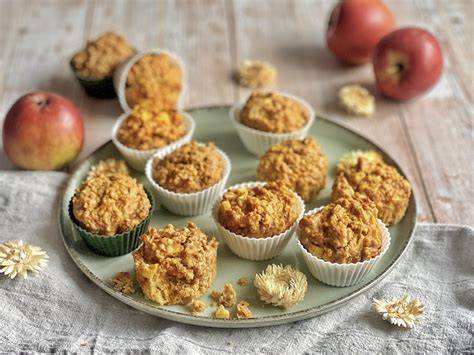 vegane Karotten-Muffins, frisch gebacken auf einem weißen Teller