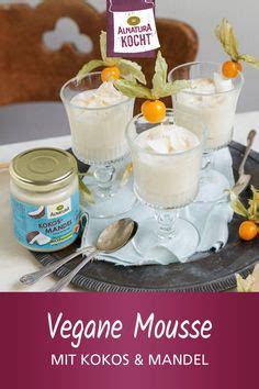 vegane Mango-Kokos-Mousse im Glas mit Minzblättern und Kokoschips