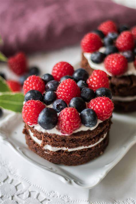 vegane Schoko-Mousse-Torte mit Beeren
