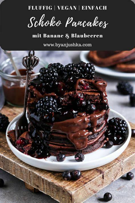 vegane Schoko-Pancakes mit Banane, Beeren und Ahornsirup