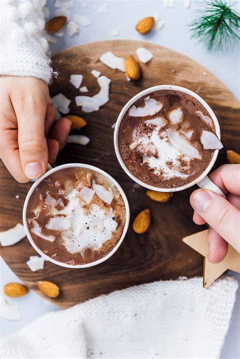 vegane heiße schokolade mit mandelmilch und schokoraspeln