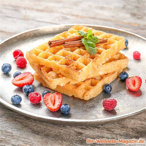 vegane low carb waffeln auf teller mit beeren und ahornsirup