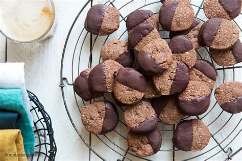 vegane schnelle schokoladenkekse mit kakao und nussstücken