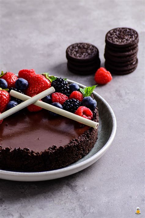vegane schoko tarte aufgeschnitten mit beeren