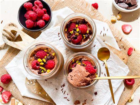 vegane schokoladenpudding im glas mit beeren