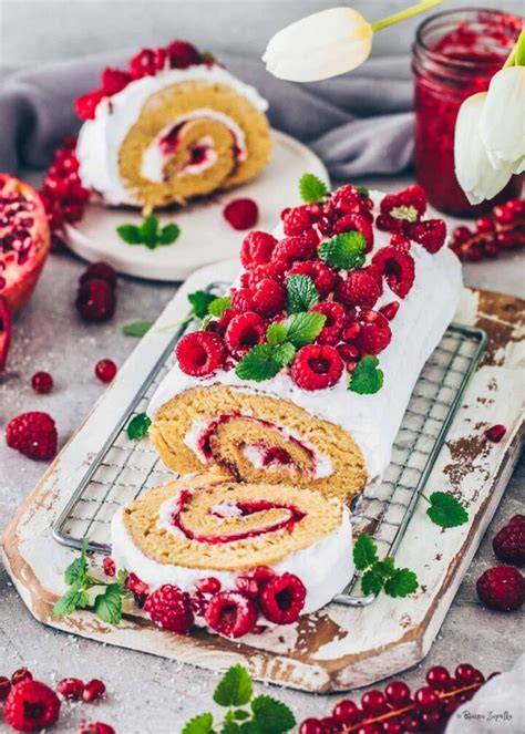 vegane-himbeer-biskuitrolle-angerichtet