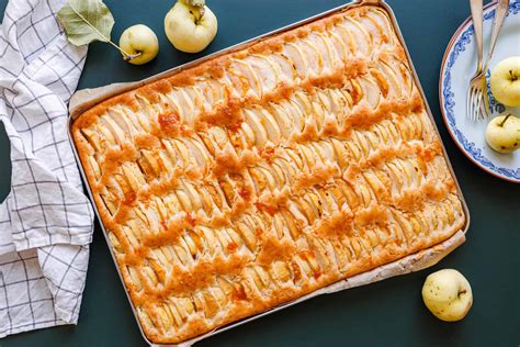 veganer Apfelkuchen vom Blech mit Apfelspalten
